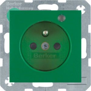 BERKER S.1/B.3/B.7 Gniazdo z uziemieniem i LED kontrolną z podwyższoną ochroną styków zielony 6765091913 HAGER (6765091913)