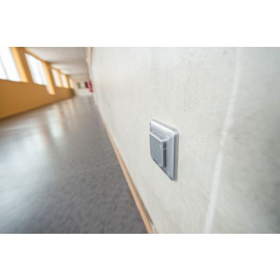 Soliroc Gniazdo Pojedyncze Z Uziemieniem Z Klapką 077831 LEGRAND (077831)