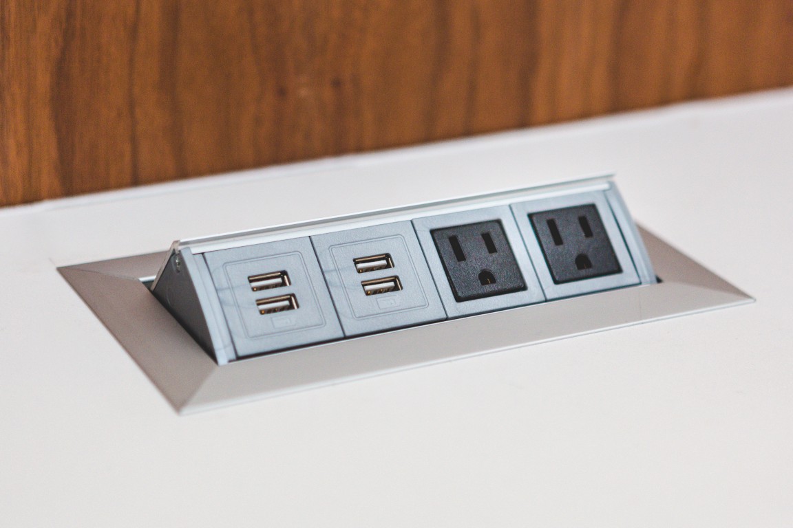 Zaskakujące funkcje nowoczesnych gniazdek elektrycznych, o których nie miałeś pojęcia - gniazdko-z-bajerami.jpg
